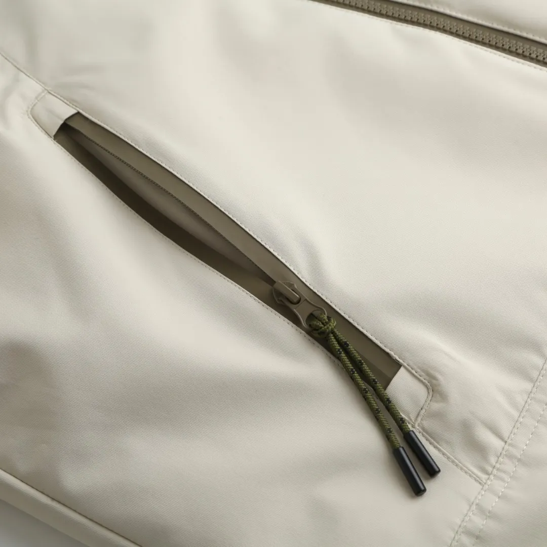 P970 Ralph Lauren Logo Hooded Down Jacket Fabric selection: High-density nylon taffeta with a density of about 210T-300T, smooth and slightly matte surface, excellent windproof and waterproof performance (with DWR water-repellent treatment), strong wrinkle resistance and easy care, in line with the "durable and practical" positioning of American leisure.  Lining fabric: 100% polyamide is used to create the lining. The high-density and tight weaving process prevents fine lint from emerging from the gaps in the fabric. The smooth surface improves the putting on and taking off experience, and the excellent wear and tear resistance ensures damage caused by frequent use, while the light and soft texture does not affect the overall weight.  High-quality filling: 90 white duck down is selected, with a weight of 220g, ensuring excellent thermal insulation performance. After strict screening and processing, the velvet is not easy to drill, ensuring durability. Style and cutting process: The classic jacket has a slightly loose fit, with a slightly dropped shoulder line (the shoulder width is 1-2cm wider than the standard fit). The length reaches the hips, and the sleeves are slightly tapered straight sleeves, taking into account freedom of movement and casual style.  Details: The adjustable Velcro on the cuffs allows you to freely adjust the tightness according to the thickness of your wrist and personal preferences, effectively preventing cold wind from intruding, and improving warmth retention performance.  In terms of storage, the two front zipper pockets are convenient for you to place frequently used items, and the zipper design ensures that items are not easily lost. A built-in pocket on the left side of the chest provides a safe storage space for some small private items.  The drawstring design at the hem allows you to adjust the shape of the jacket according to your body shape and dressing needs. Whether it is loose and casual or slim and neat, you can easily control it.  Embroidery technology: Polo horse logo on the left chest: flat satin stitch embroidery (satin embroidery), embroidery thread: 100% polyester high color fastness embroidery thread (the color number is consistent with the brand’s standard red color card), stitch density 12-15 stitches/cm, the outline of the horse logo is clear, and the details of the rider and horse are burr-free.  Embroidery positioning: precise positioning through the template (12cm from the neckline and 8cm from the placket) to ensure left and right symmetry and centering.  Accessories: One-to-one customized zipper sling, one-to-one customized zipper puller, one-to-one customized washable label SIZE: S M L XL
